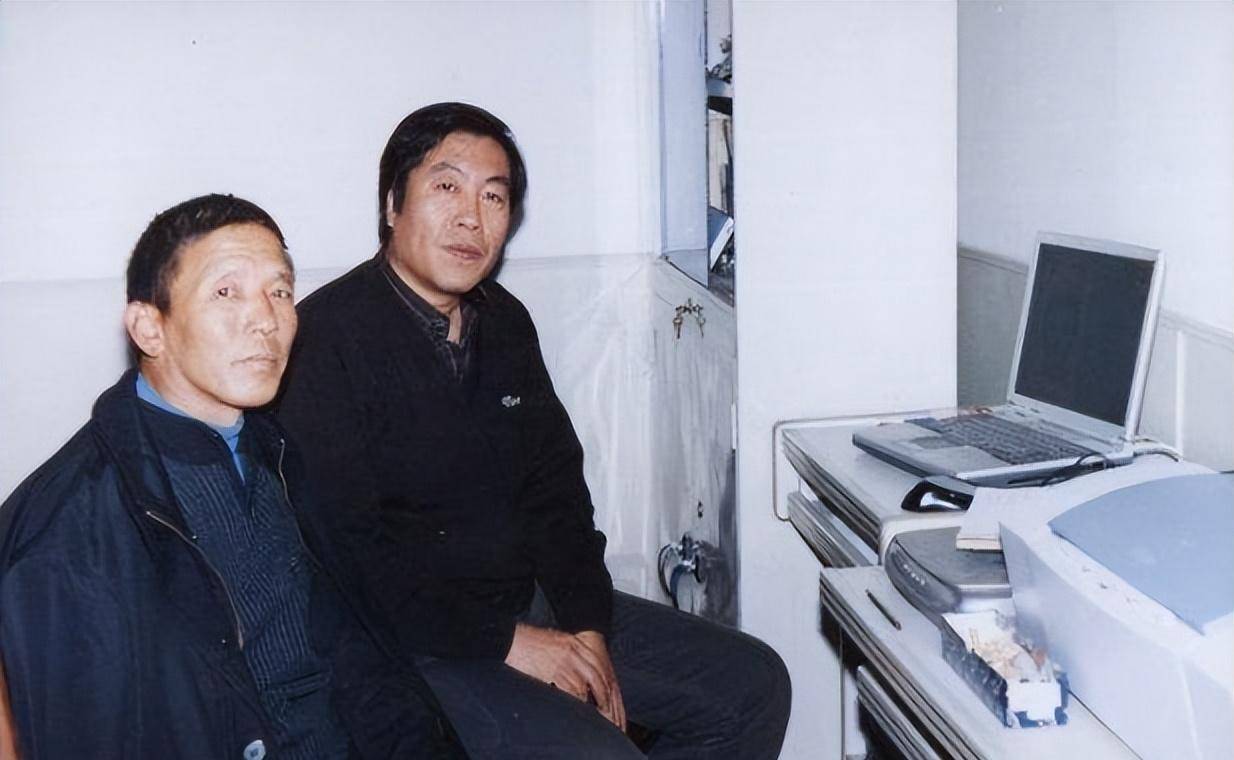 此后,飞行人不但带着黄延秋吃山珍海味,到天津看电影,去闹市闲逛,还