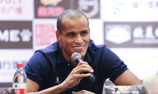 原创巴萨队史尊贵三巨星梅西克鲁伊夫与罗纳尔迪尼奥