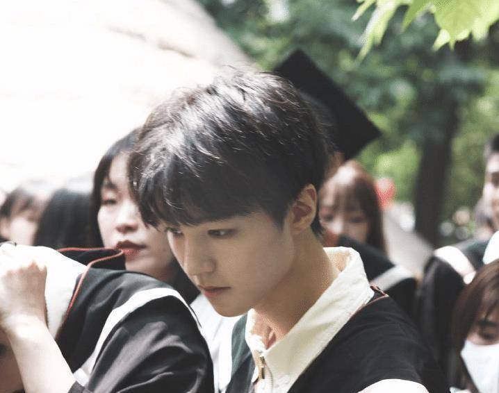 原创原创王俊凯真人长啥样回北电拍毕业照被偶遇生图状态看呆我了