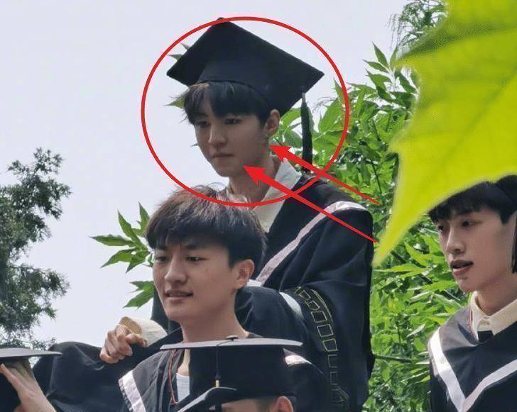 原创王俊凯真人长啥样?回北电拍毕业照被偶遇,生图状态看呆我了