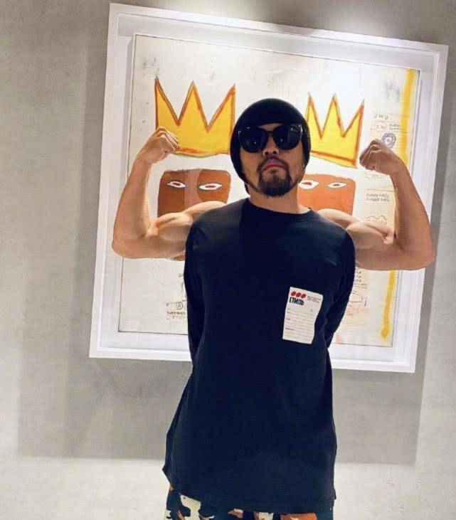 原创周杰伦化身心机boy与刘耕宏拍照却借位秀肌肉以假乱真网友幼稚鬼