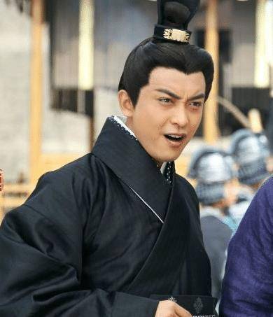 邓骘永宁二年(121年),邓绥病逝,汉安帝这才得以亲政.