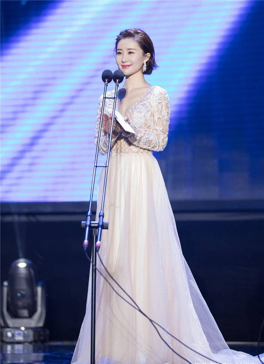 34岁舒畅大变模样穿深v镂空裙出席活动精致脸蛋太抢镜