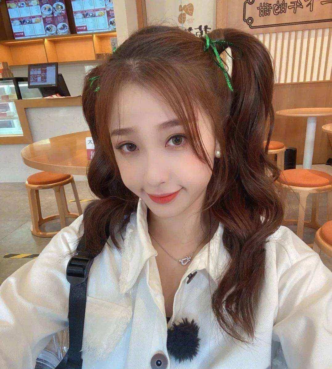 原创双马尾堪称最心机的减龄发型angelababy杨幂扎上辣妈变少女了