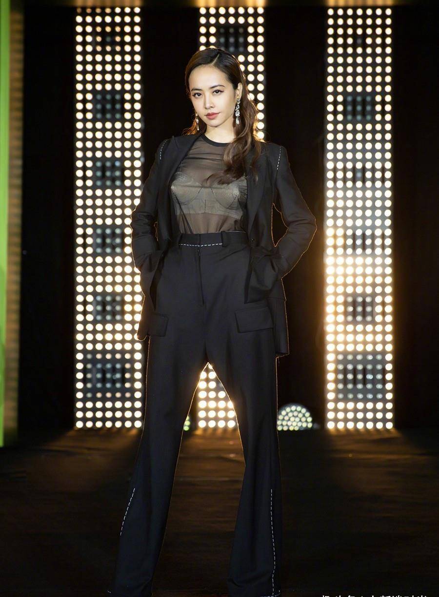 蔡依林够狂野!西装内搭半透时尚上衣,一般人真不敢穿