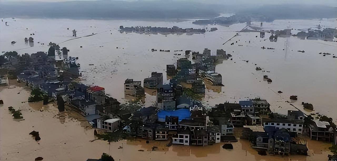 原创1998年洪水九江决堤战士以身抗洪老百姓哭喊求你们不要跳了