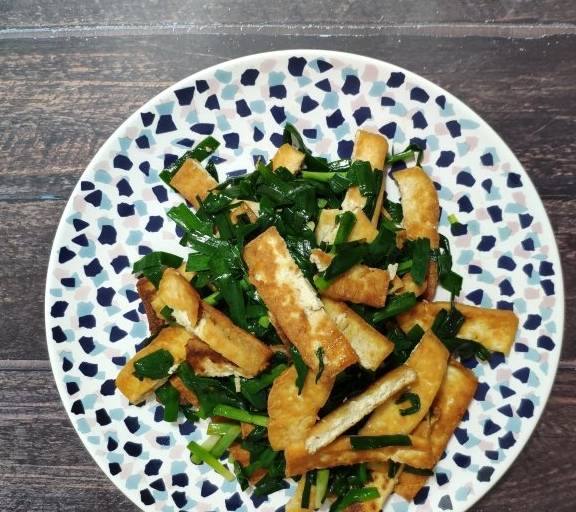 韭菜炒豆腐豆腐香嫩韭菜鲜美用来下饭一级棒