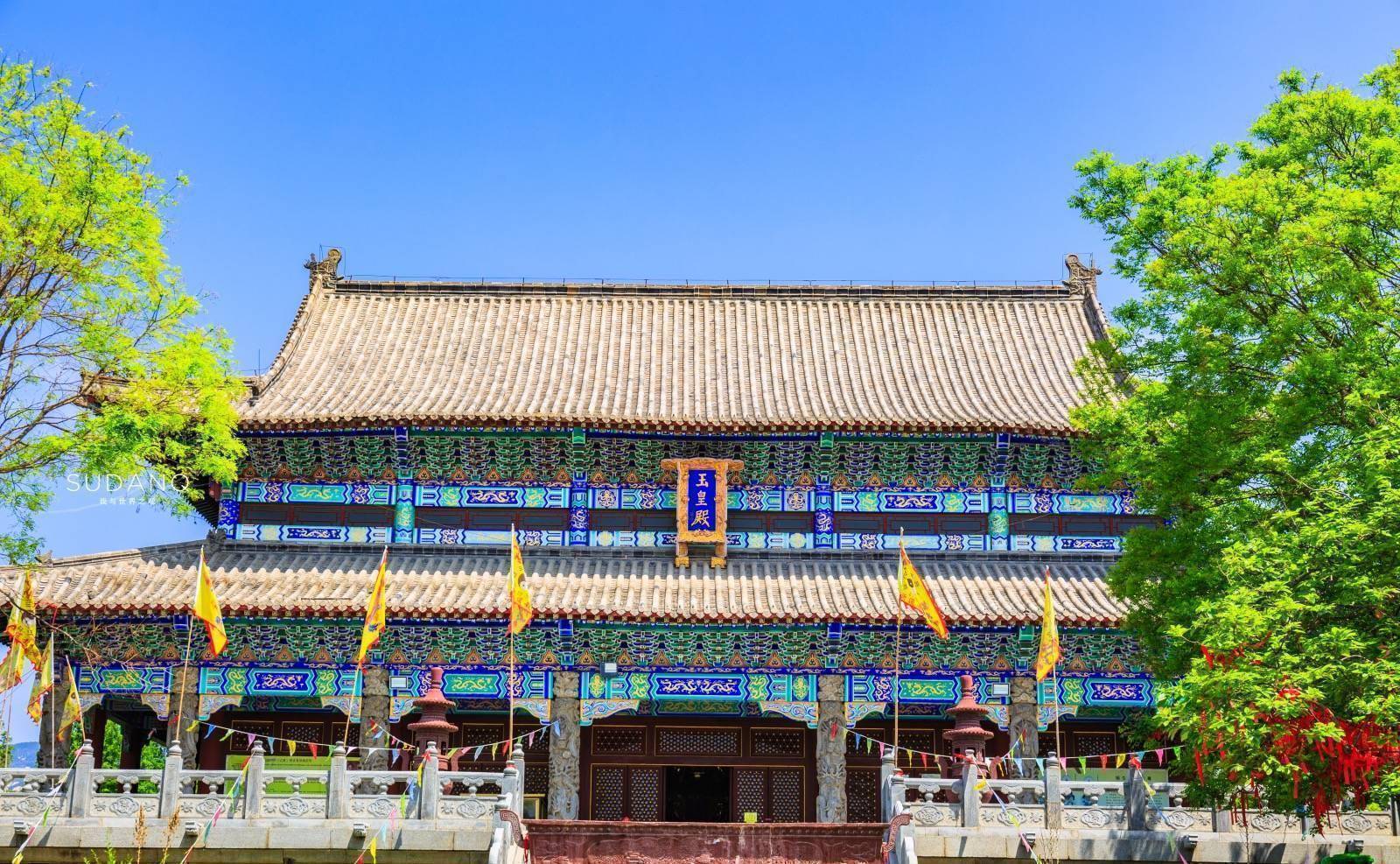 玉皇大殿后面是重檐琉璃瓦顶的三清殿.是万寿宫内唯一的二层建筑.