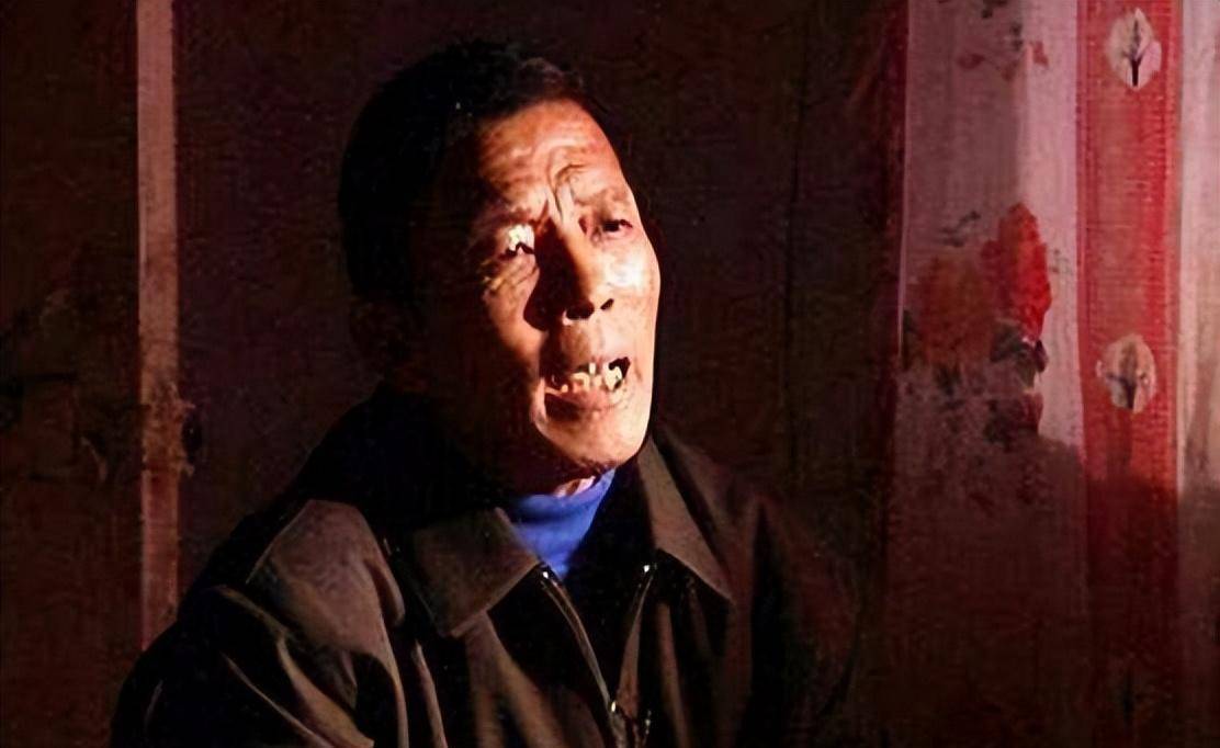 当二人让黄延秋脱下旧夹袄穿上和他们一样的蓝衣裤时,黄延秋想也孟腚