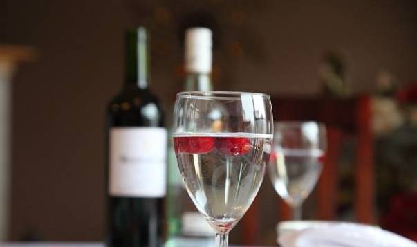 为什么现在很多年轻人喜欢喝红酒而忽略了白酒的文化呢