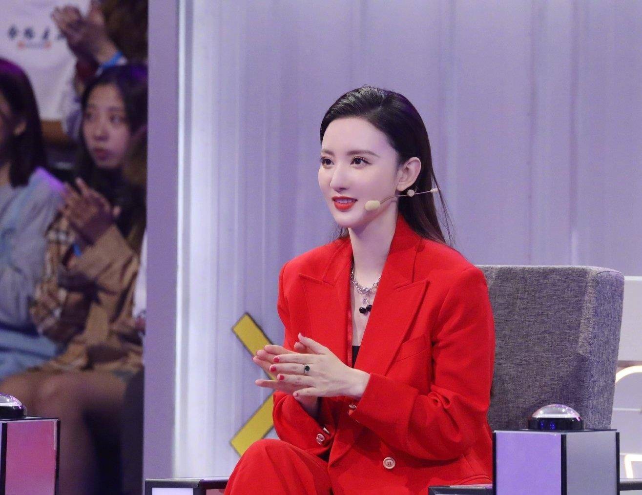 张萌5g冲浪点赞雷佳音相关内容后,首次更博:冲浪吃瓜,坑多路滑