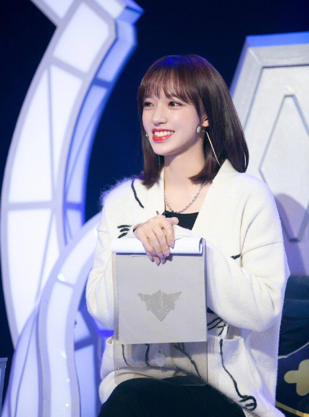 原创程潇粉美衬衫小短裙腹部微凸撑满裙子美少女忘了管理身材吗