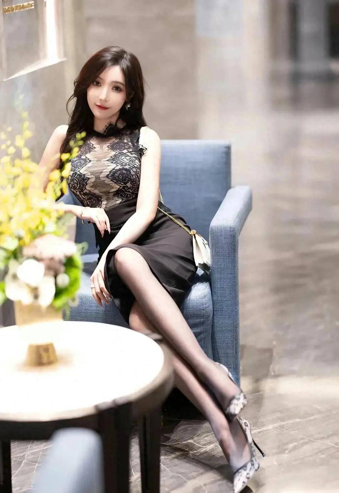 王馨瑶黑丝高跟连衣裙写真曝光,完美曲线引发热议,速来围观!