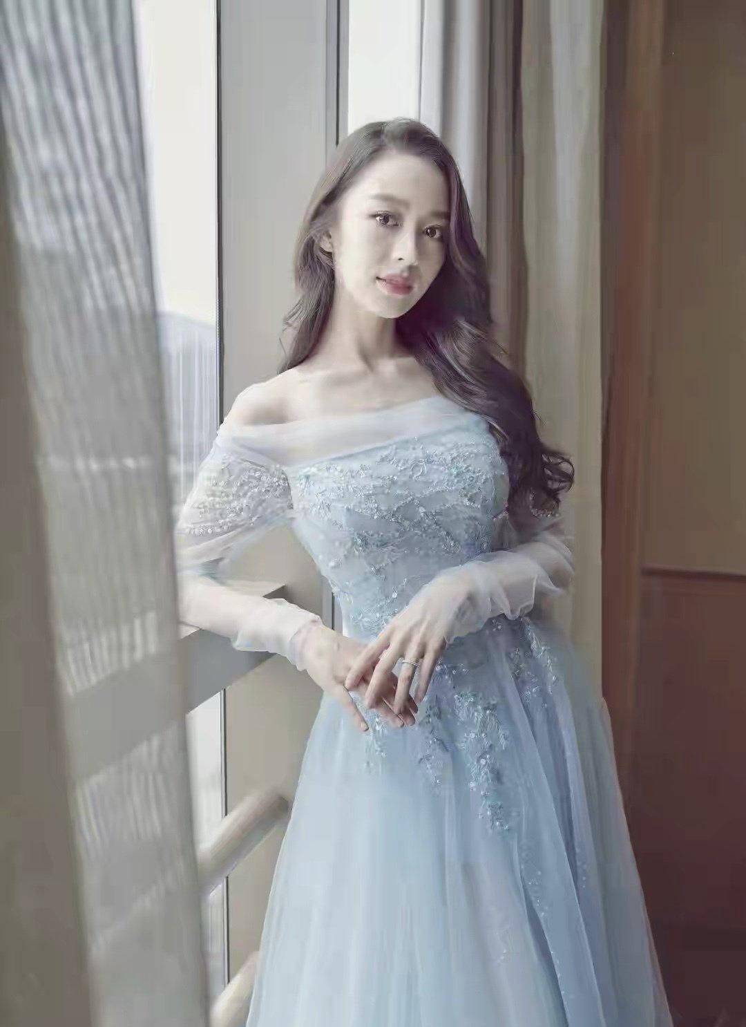 吉娜怀孕后惊艳亮相一袭薄纱黑裙时尚迷人哪里有孕妇的样子
