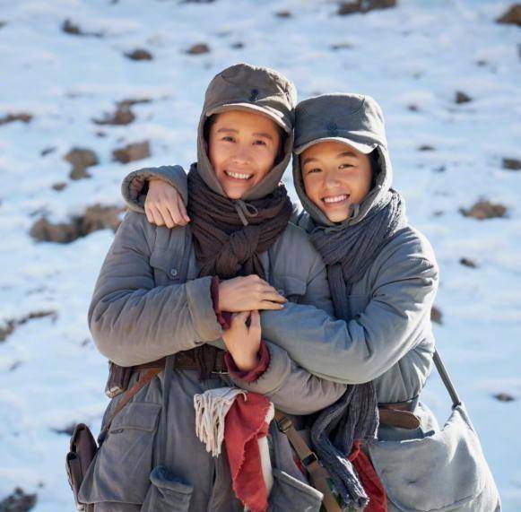 北电明星齐回母校拍毕业照,关晓彤笑容好甜,周也长发披肩超清纯