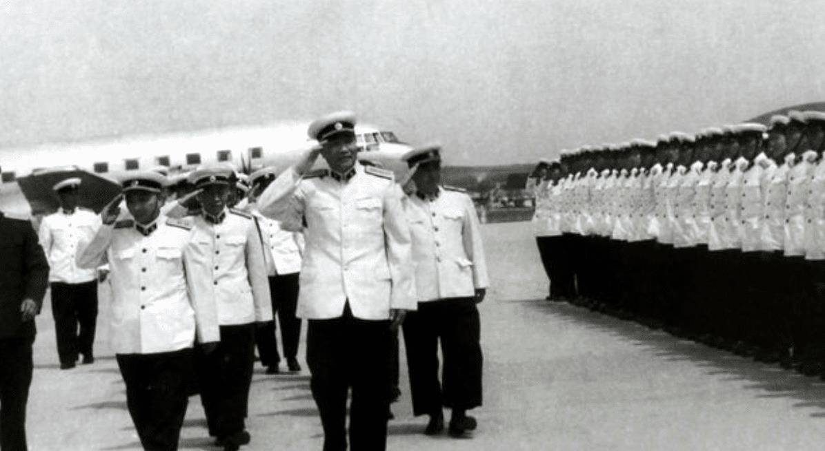 我国曾经的首任海军司令:子女全是学霸,儿媳妇更是著名歌唱家_肖劲光