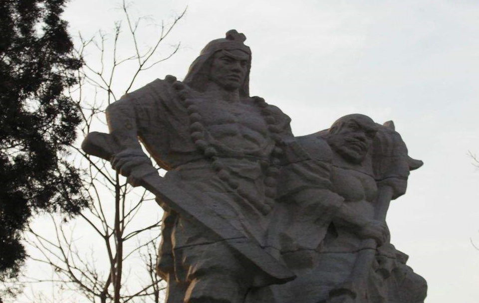 在决策层中,宋江和吴用穿一条裤子,卢俊义大气不敢出,公孙先生是方外