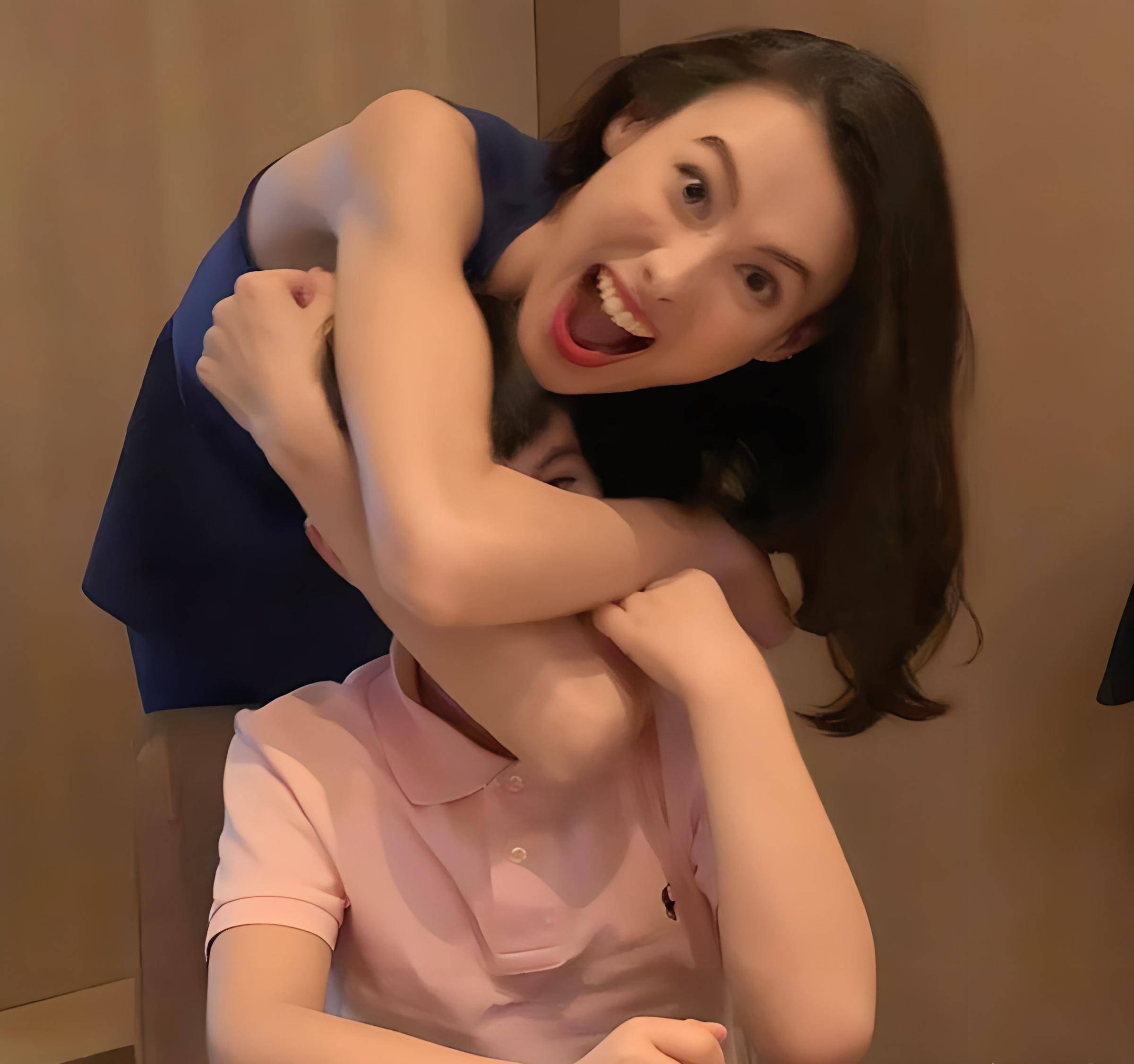 梁洛施周末做公益,给儿子们做好榜样!和江美仪同框少女感爆棚!