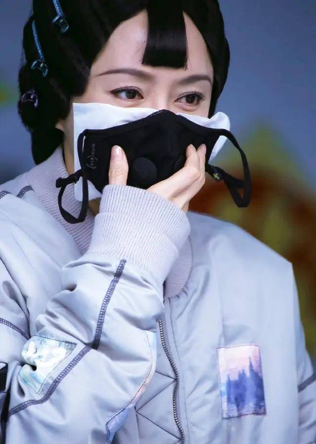 横店复工现状:秦岚口罩里塞纸,王一博乖乖戴上医用口罩_工作_网友_防