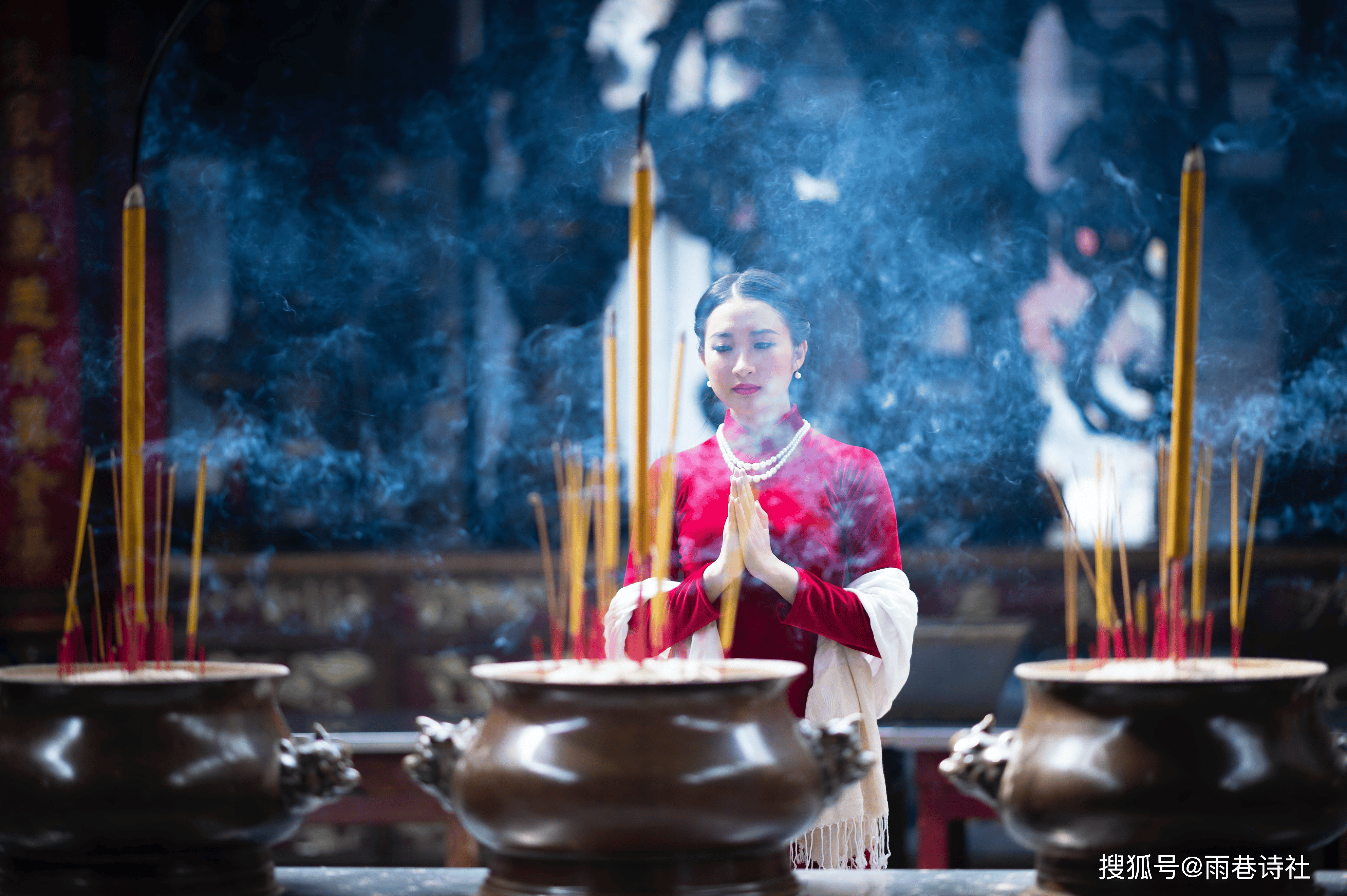 女性去寺庙烧香,这2件事不能做,要早点知道