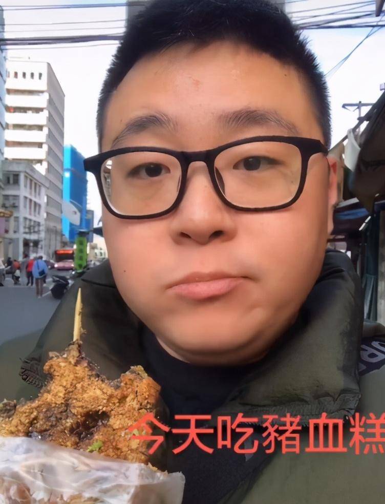 曾是"笑林小子"郝劭文,被母亲"坑"多年,现做街头吃播_郝绍文_郝少文