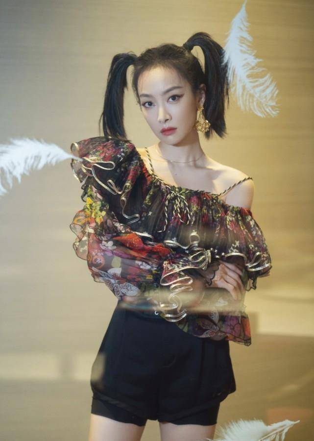 原创不愧是金鹰女神宋茜火焰橙挑染发现身晚会完美驾驭机车混搭风