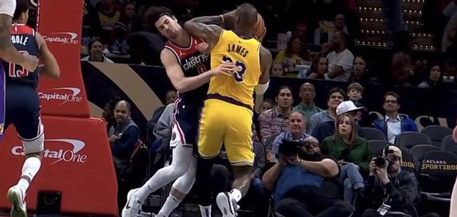 原创詹姆斯谈到肘击对手你管那叫肘击吗这只是一次普通的身体对抗