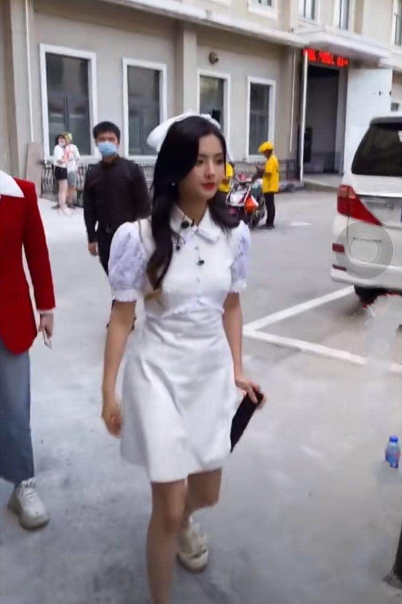 原创偶遇杨超越戚薇录节目两人现场比脚大离开滤镜身材亮了