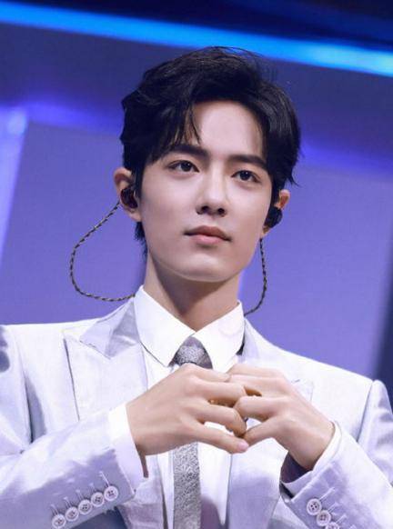 原创肖战事业缓过气来了代言从避之不及到续约貌似还得张艺谋赏识