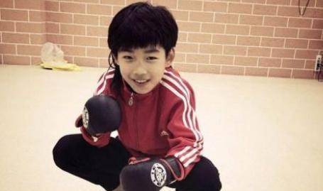 在林秋楠八岁那年,他就成功拿下了全国跆拳道个人和团体比赛的双料