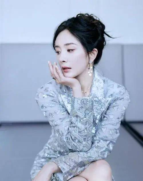 杨幂重金聘请顶级化妆师,新剧《哈尔滨》即将开拍引期待!
