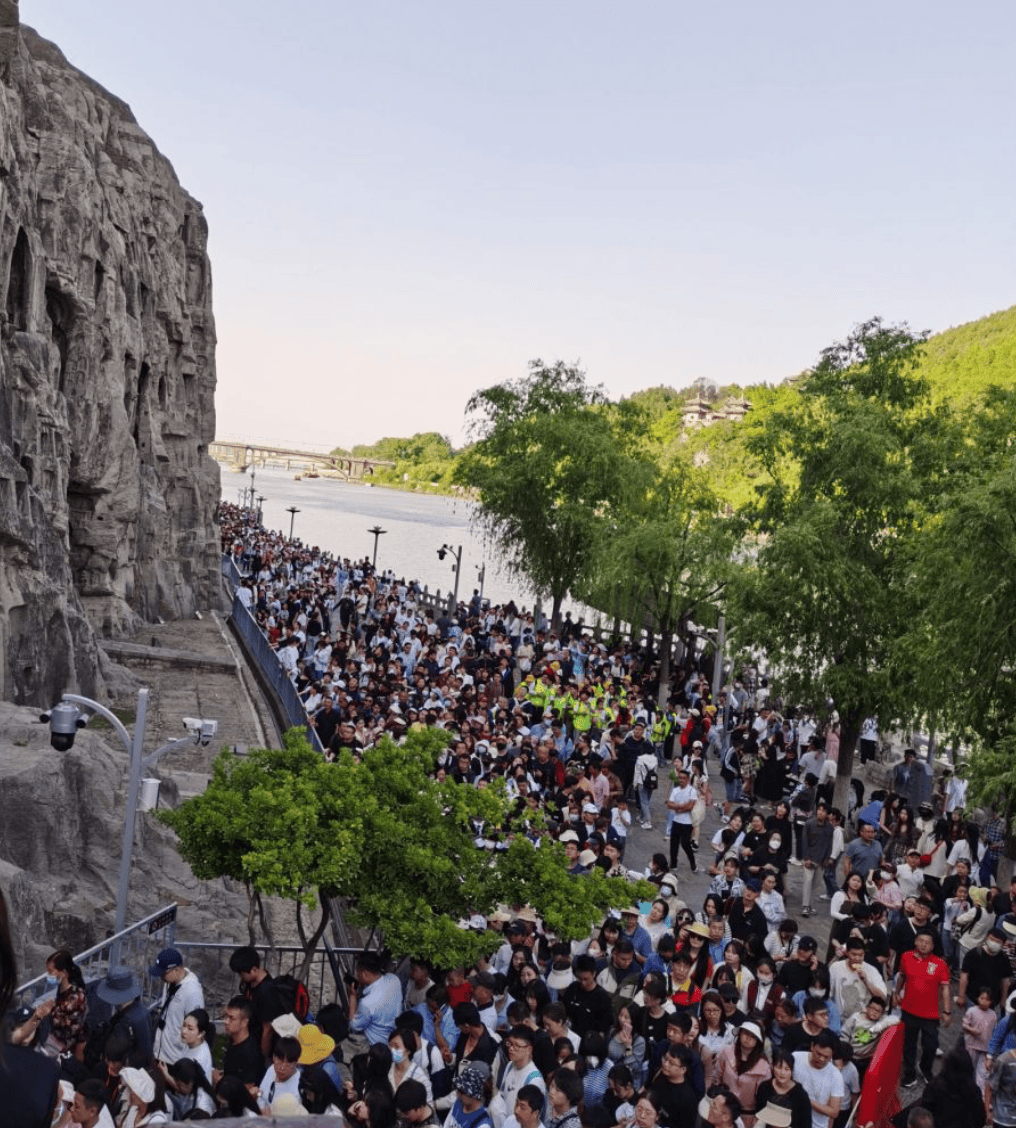 北京清明节游客多图片