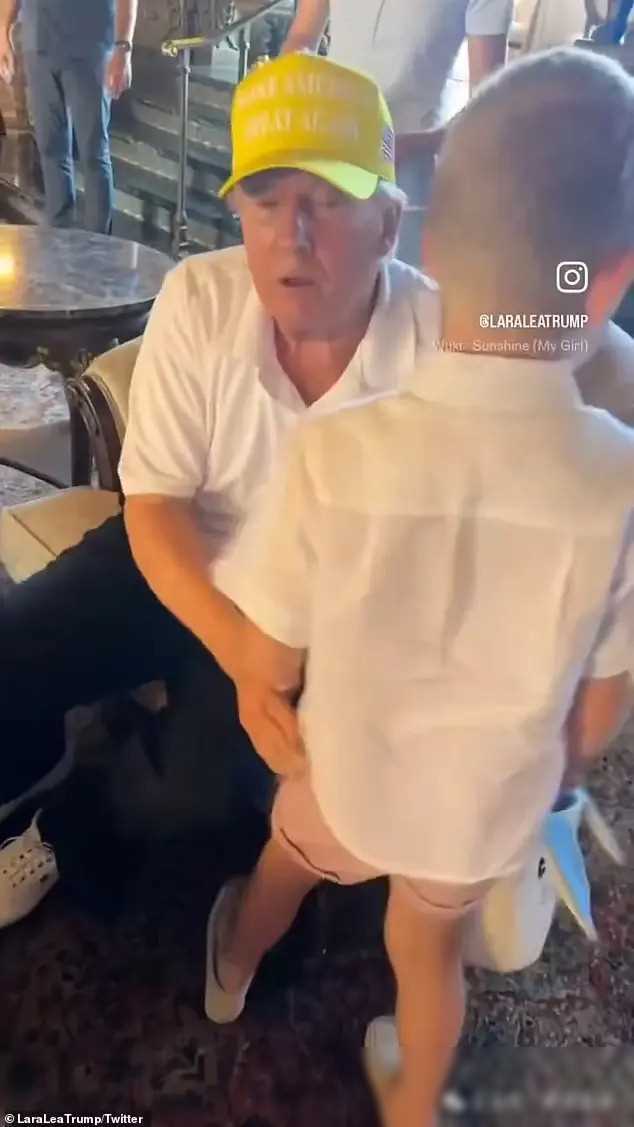 18岁帅气的川普小儿子现身梅拉尼娅陪同不理川普春光满面