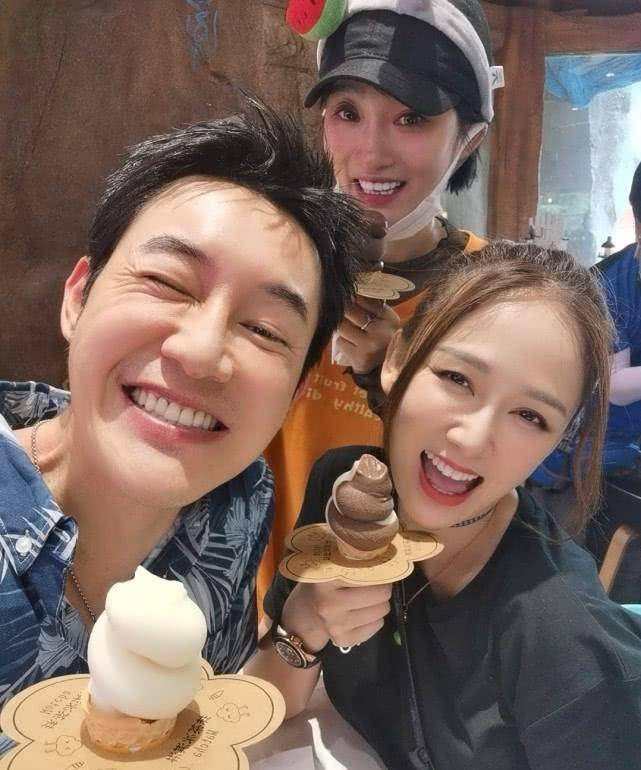 原创陈乔恩绯闻男友晒二人亲密合影玩过山车吃冰激凌丝毫不怕艾伦吃醋