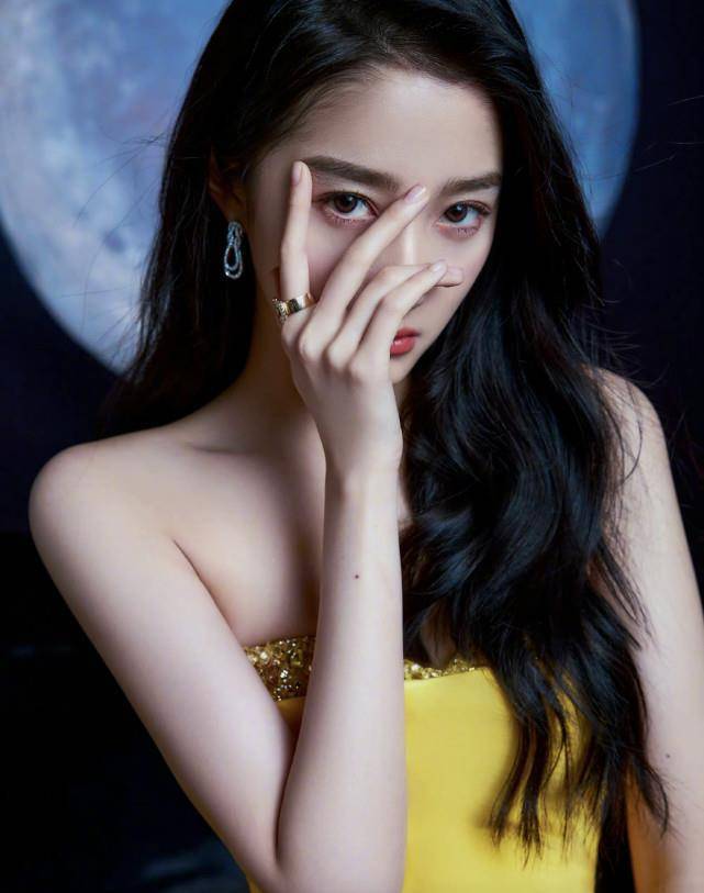 原创关晓彤一身黄色礼服凸显好身材与鹿晗应援色遥相呼应鹿嫂有心了