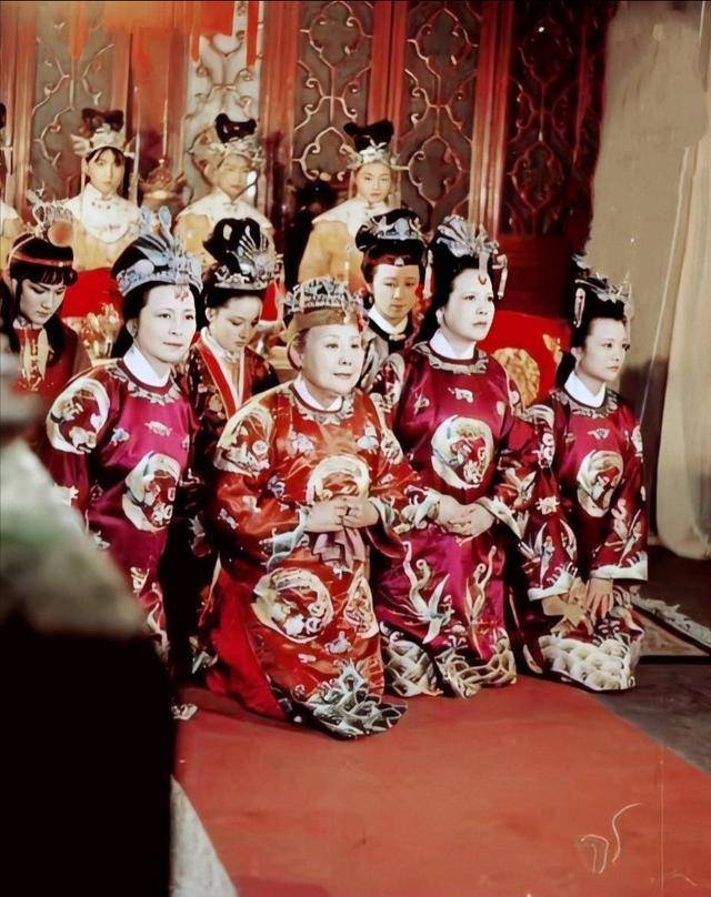 红楼梦中贾元春为何会在孕中被赐死只因贾府犯下一个大错