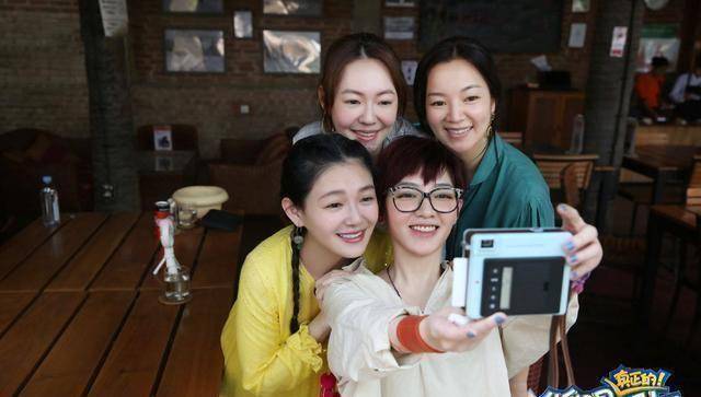 把那英和王菲凝聚到一起的是强强相惜,那在大s,小s,阿雅和萱萱之间就