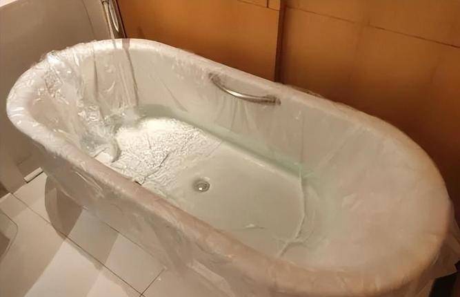 住酒店时"最脏"的5样东西?保洁阿姨透露:能不碰就不碰_拖鞋_毛巾_浴缸