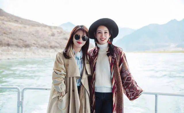 原创46岁秦海璐和同岁刘涛度假闺蜜俩穿搭时髦一个霸气一个优雅