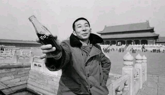 原创中西碰撞1979年第一个在长城喝可乐的小男孩50岁的他又火了