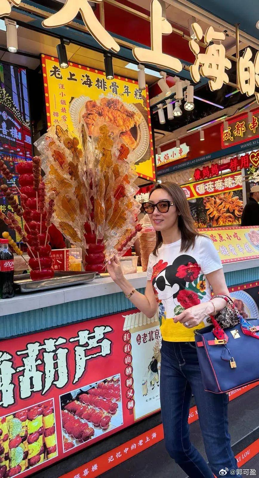 郭可盈晒一家三口游上海,街头各种打卡很欢乐,14岁女儿女团范足