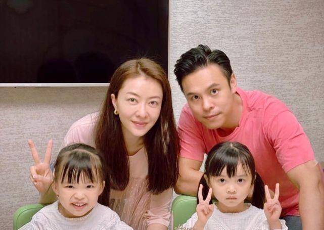 原创郭可颂为爱妻熊黛林庆生分享全家福双胞胎女儿长相不大相像