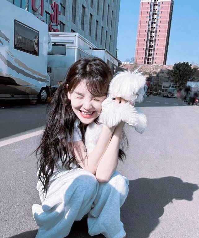 然而,这件事也让很多粉丝对章若楠感到心疼.