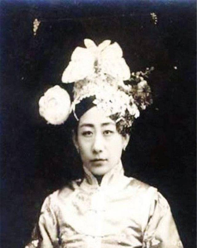 肃亲王善耆第38个孩子,也是善耆最小的女儿,被誉为清朝最后的格格