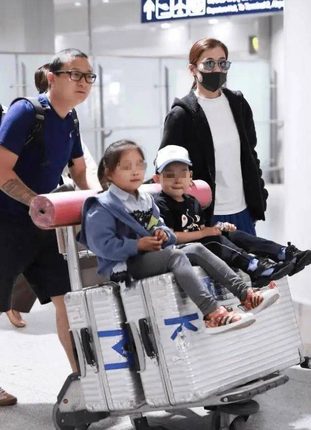 这次梅婷一家四口的亮相让人们看到了一个幸福而温暖的家庭.