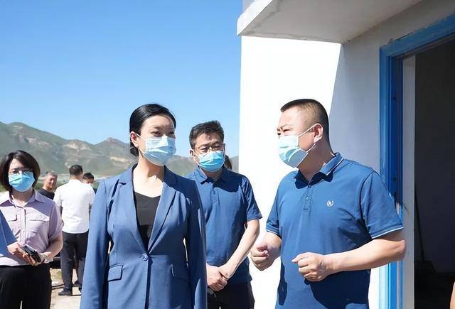 她是现任女县长里最年轻的一位,清华博士毕业,34岁成县长还很美_张琪