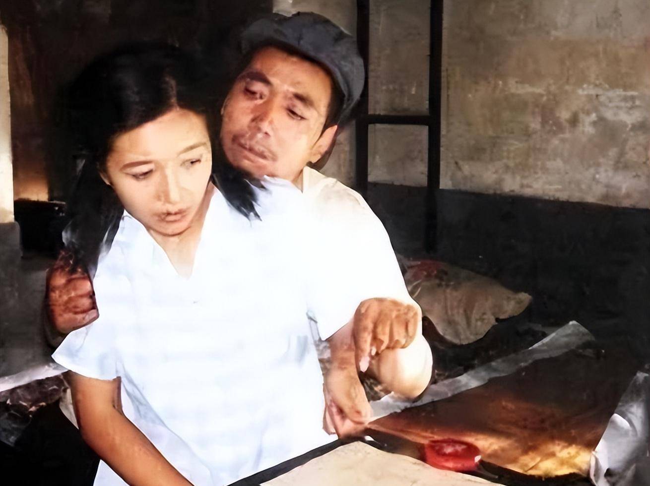 当喻小君与邻居家的女主人,也就是简学良的妻子熟悉之后,难免就会对她