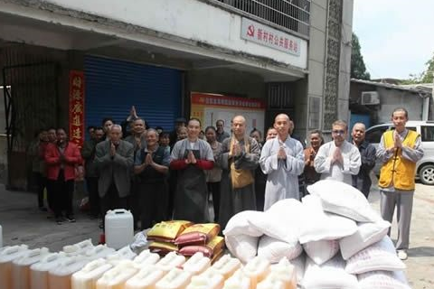 参观过程中普俊法师向李华延处长汇报了学院的师资,教学,以及学院的