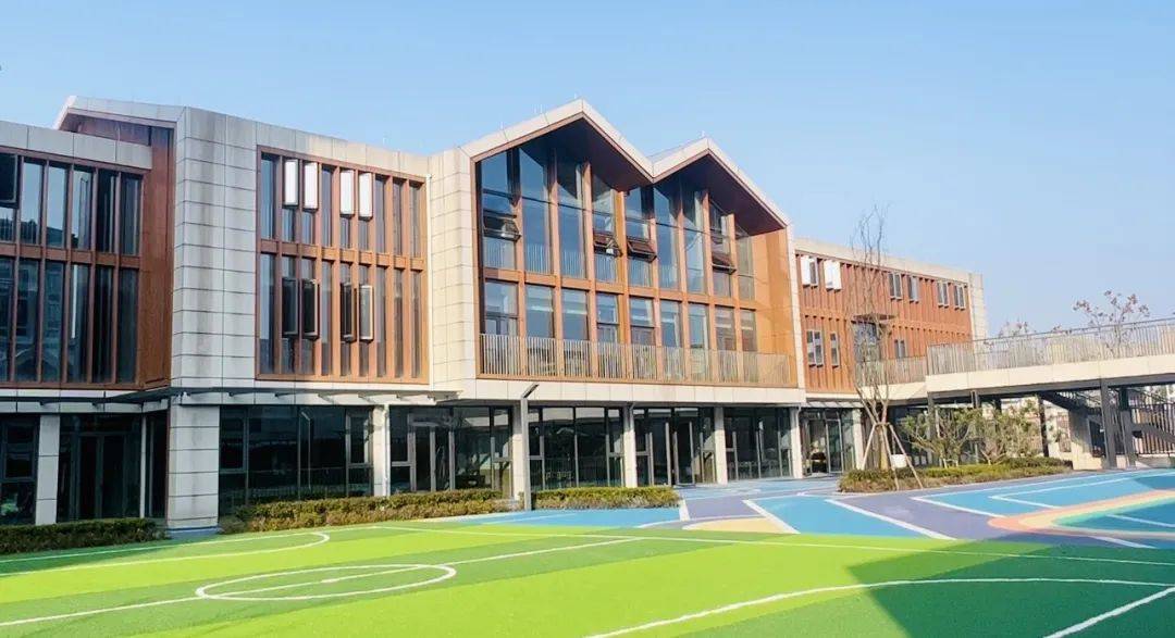 幼儿园实景图站自家阳台看孩子未来创造健康舒适的成长环境幼儿园实景