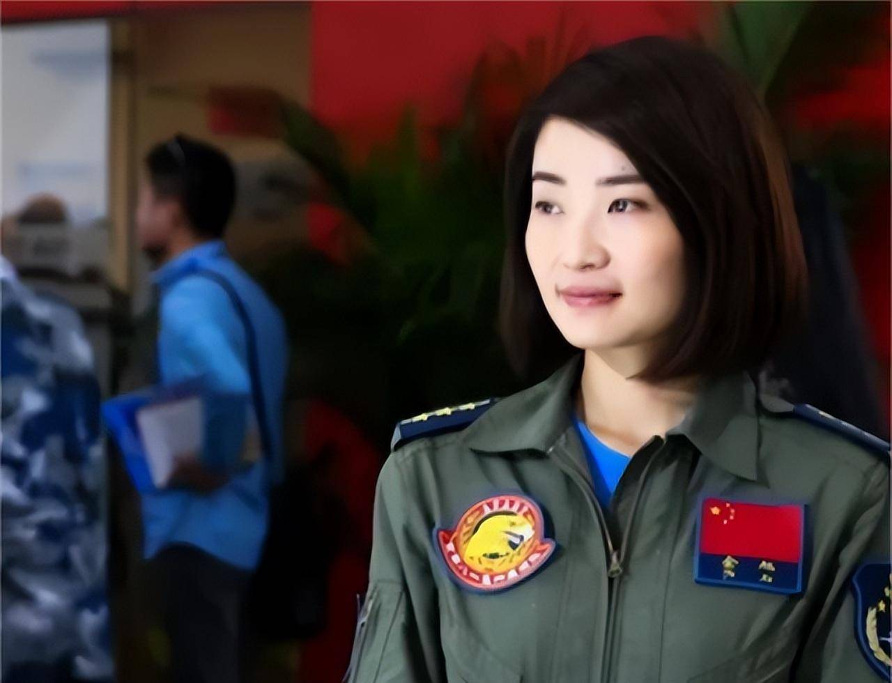 空军英烈余旭同志墓,一年四季鲜花环绕,墓碑前还放着战机模型_飞行员